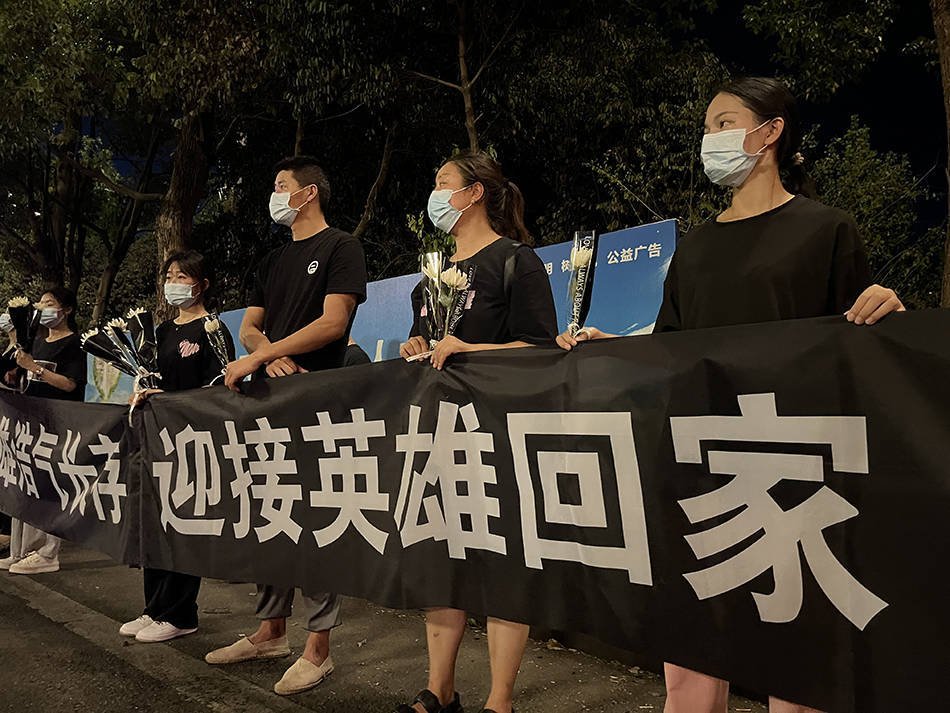 救5人英雄告别式：7岁儿子偷偷抹泪！孩子之后该谁来抚养？