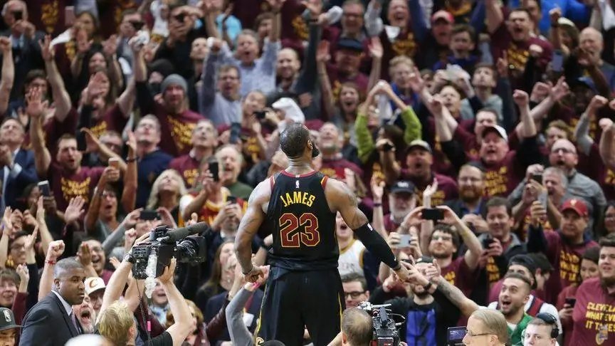 詹姆斯转发自己抢七大战数据，他对自己的表现有多满意？