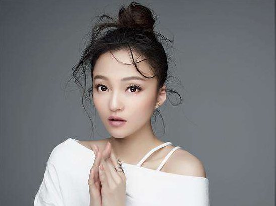 含有“太美的承诺因为太年轻”的歌词的歌名是什么