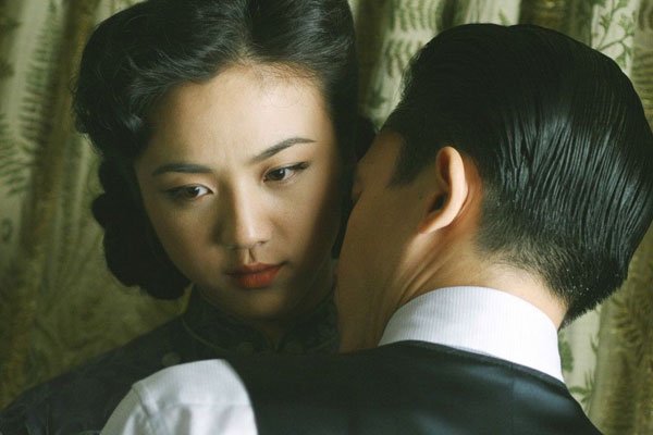 色戒汤唯衣服被撕都看到了 有不少的镜头是被裁剪掉的