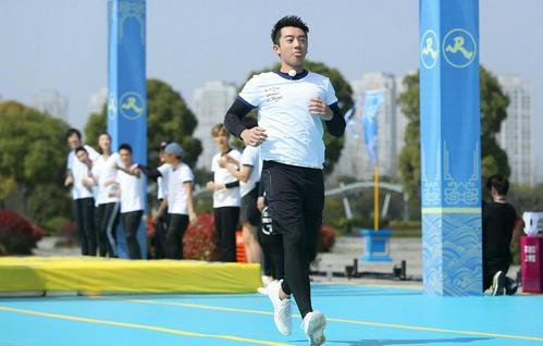 郑恺苗苗录制跑男,公交车偶遇郑恺,他的亲和力有多强?