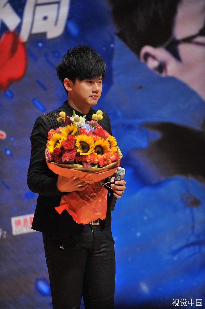 张杰哭到唱不下去，张杰为何在演唱会上情绪如此崩溃？