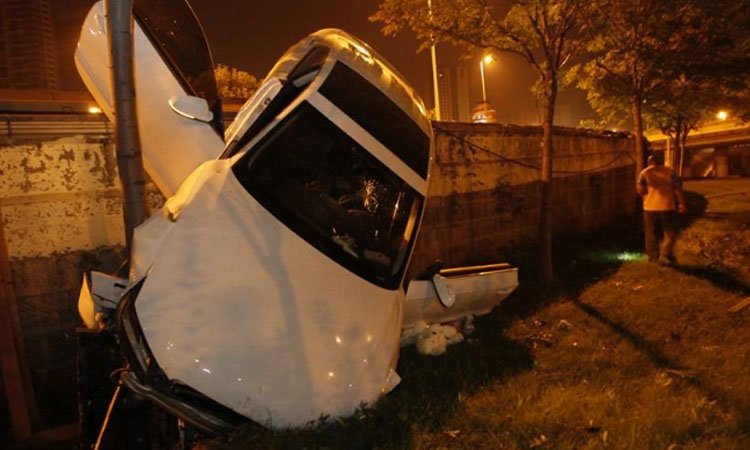 郑州一轿车从高架坠落砸到车辆，疑似两死两伤，导致这起事故的原因是什么