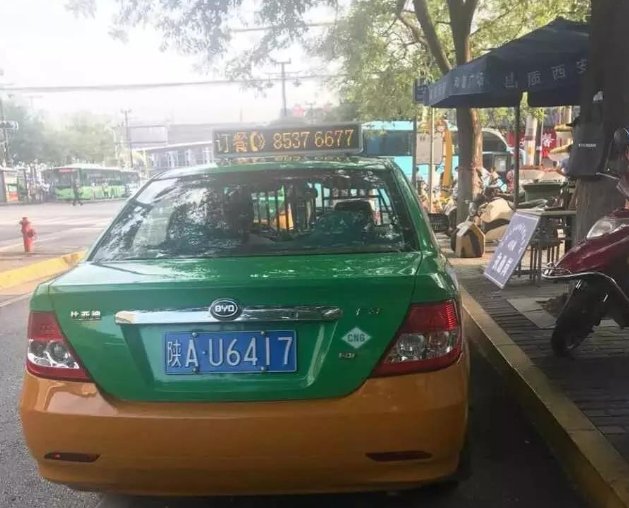 西安“的哥猝死仍被贴罚单”，3名警务人员被处理，他们需要承担什么责任？