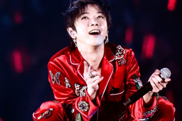 华晨宇是开着自家的跑车出道的，家里真的很有钱吗？