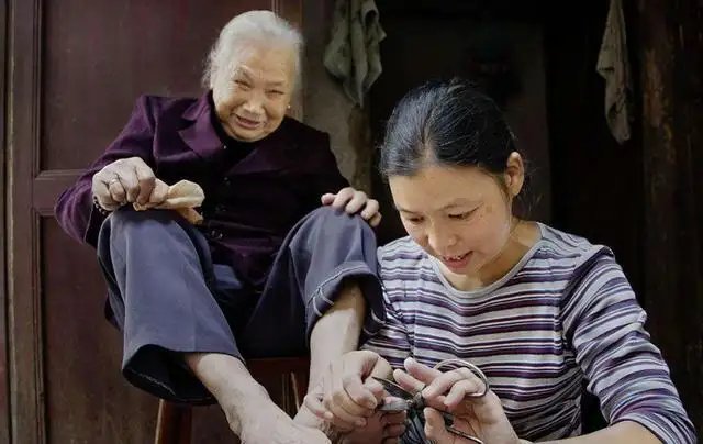 贵州一老人去世，5岁孙子偷偷跪拜，怎样看待这种“传承”？