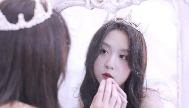 《我的美女老师》有几个女主角？名字？