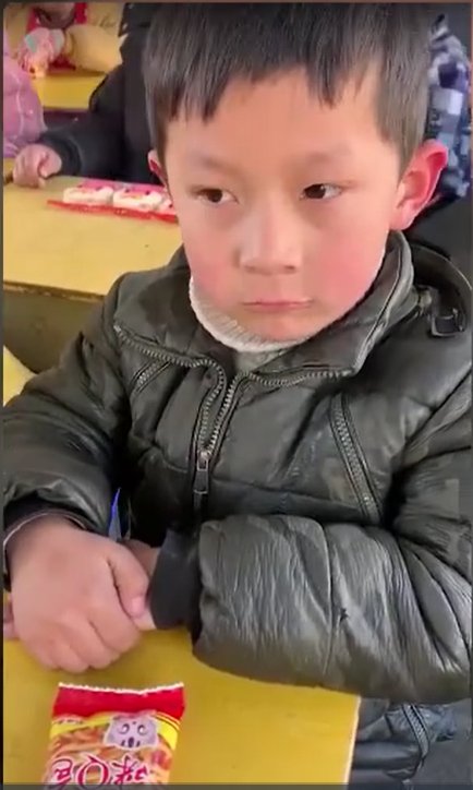 留守儿童把发的零食留给妹妹，这背后的原因为何令人泪目？
