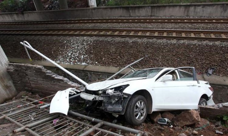 郑州一轿车从高架坠落砸到车辆，疑似两死两伤，导致这起事故的原因是什么