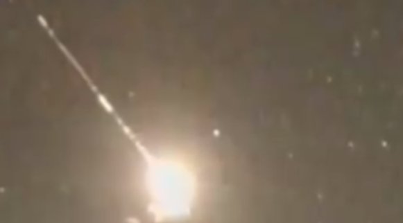 巨型火球深夜坠落台湾，连续爆燃强光闪耀天际，这一景象有多壮观？