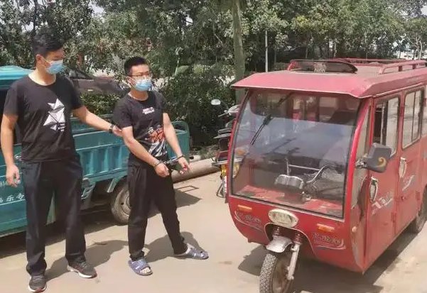 安徽阜阳一男子2夜偷4户三轮车，随后归还一户，此男子为何这么做？