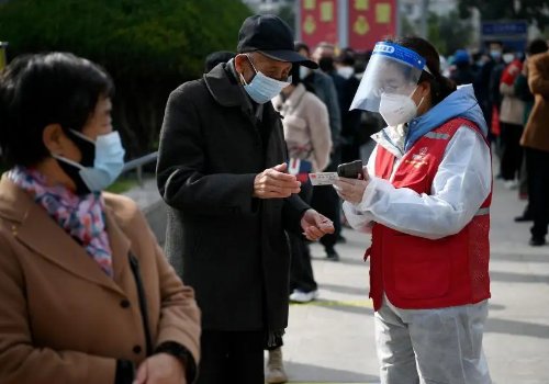 北京1人违规外出致5千人隔离，他需要为此承担哪些法律责任？