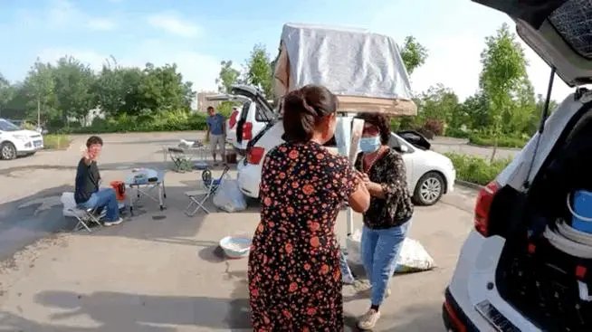 自驾游阿姨欲送上千朵花给同龄女性，这位阿姨的举动有多暖心？