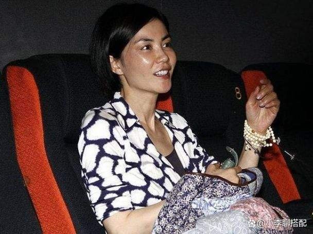 王菲素颜亮相，瘦太狠初现老态，一身黑色显气质，你觉得太瘦了好看吗？