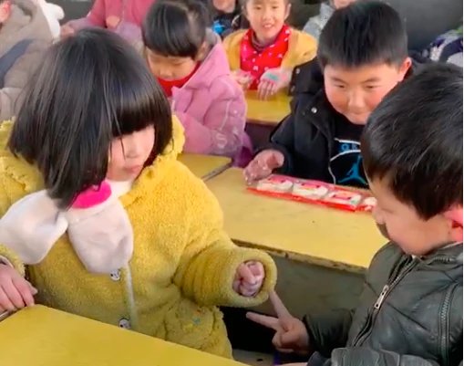 留守儿童为何把发的零食留给妹妹？