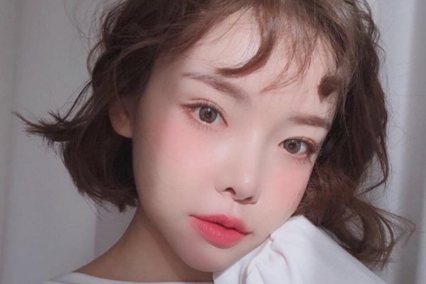 女朋友因为换了个难看的发型不愿见我，怎么安慰她？