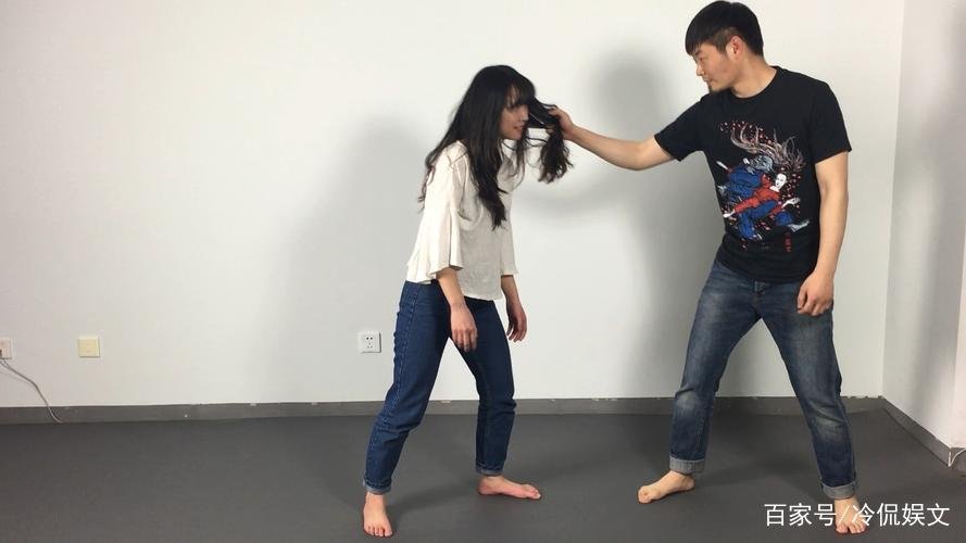 情夫想在车上发生关系，女子杀死情夫并报警，女子属于正当防卫吗？