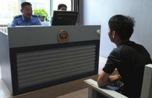江苏淮安男子取款时在手指写110向柜员求救，柜员是怎么救他的？
