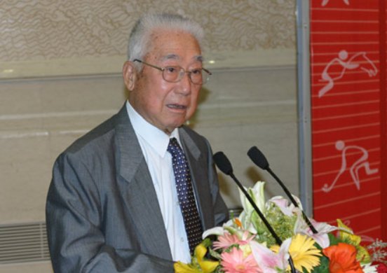 第一位获得奥林匹克勋章的中国运动员是？ A. 荣高棠 B. 霍英东 C. 邓亚萍 D. 许海峰