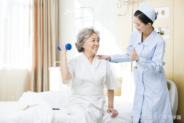 护士值夜班趴在护士站睡觉引争议，值夜班你睡觉吗？