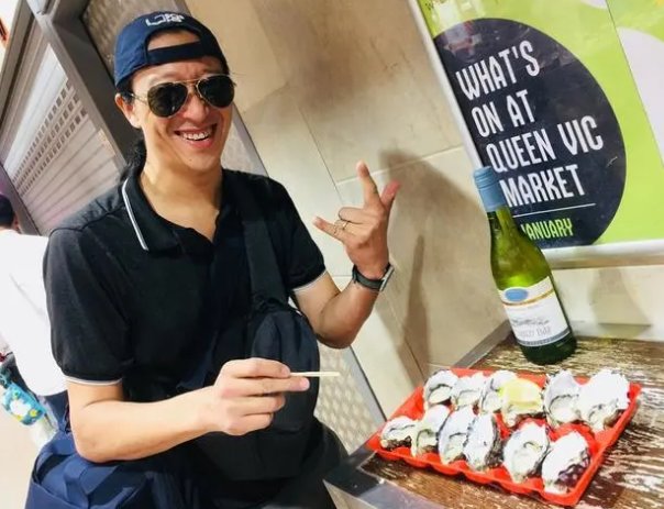 上海大叔举着红酒杯排队做核酸，他为何会有如此举动？