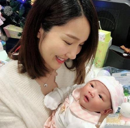 王祖蓝大方晒娃，眼皮内双大鼻子樱桃嘴，完美遗传爸妈优秀基因，你怎么看？