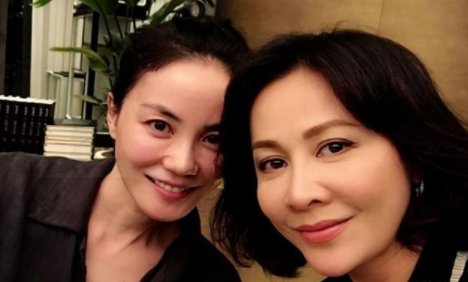 王菲素颜亮相,瘦太狠初现老态,一身黑色显气质,你觉得太瘦了好看吗?