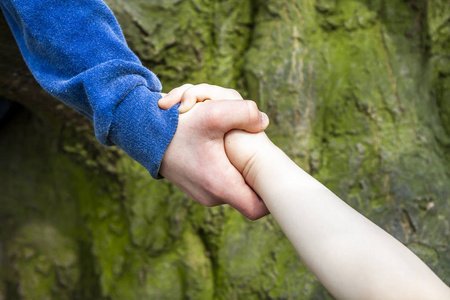 陌生大叔躬身帮拄拐女孩系绷带,这种行为值得鼓励吗?如何看待这一做法?