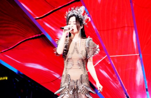 张靓颖头戴荆棘头饰亮相好奇夜，演唱了什么歌曲？
