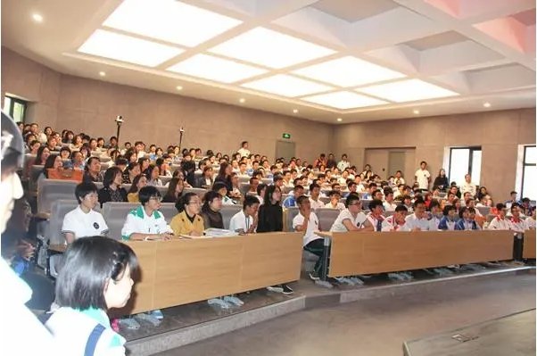 反右派斗争严重扩大化的一个重要原因,是在运动中采用了大鸣、大放、大辩论、