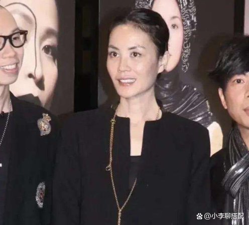 王菲素颜亮相,瘦太狠初现老态,一身黑色显气质,你觉得太瘦了好看吗?