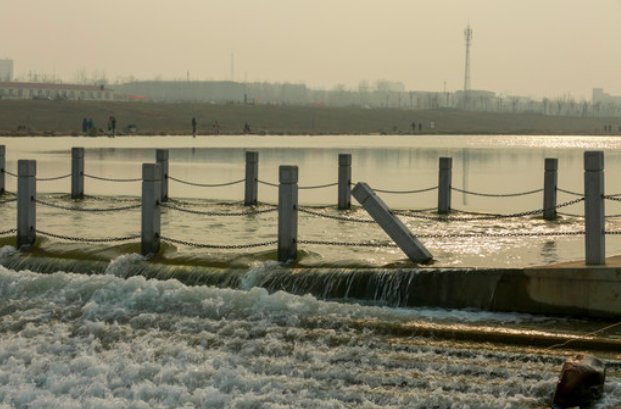 广西两女孩骑车过漫水桥被冲走，此事给予了我们哪些警示？