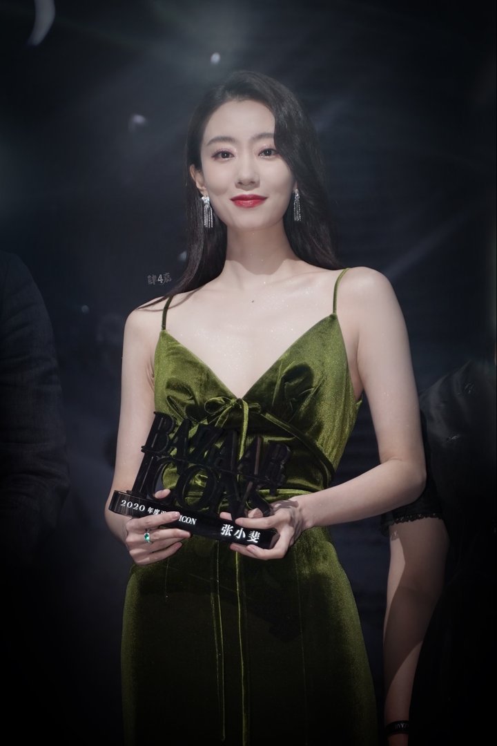 张小斐:美女不要总扯肩带,为何她在在舞台上不停扯肩带?