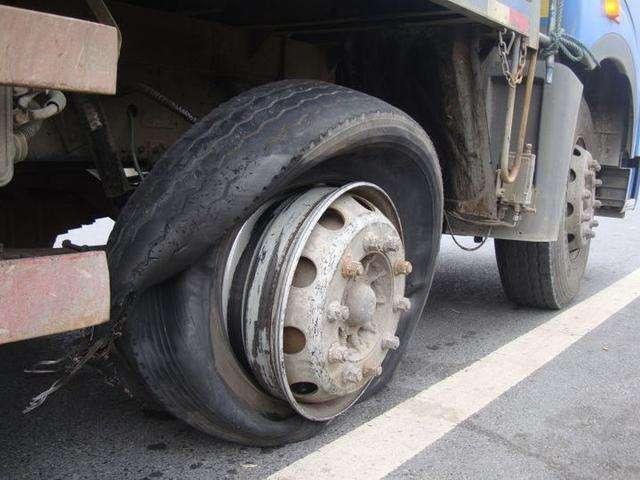 银川一工人在给轮胎充气时爆炸，工人被炸伤，这名工人的伤势如何？