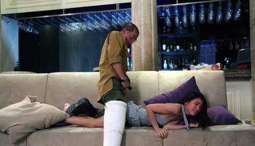 陈小春在沙发上拉一个女孩子的电影叫什么，急求··············