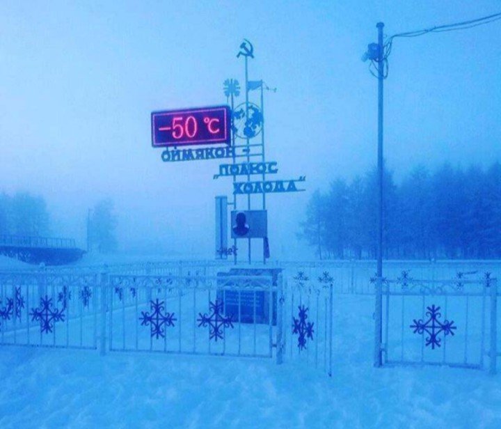 俄小学生顶暴风雪放学回家视频走红，零下50度他们都穿什么？