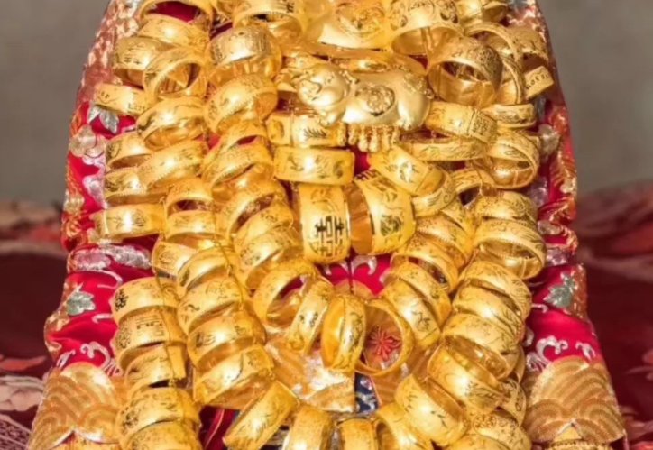 湖北一新娘身上挂了60个大金镯子，当地人结婚都是这么豪气吗？