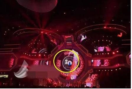 关于周笔畅被吊在半空中的介绍。