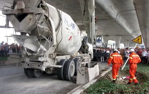 辽宁鞍山一水泥罐车与火车相撞，火车头脱轨，司机是否存在重大失误？