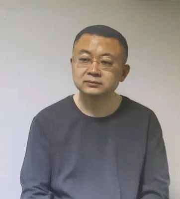 已有合法配偶的常务副市长，化名与她人举办婚礼，这是否构成了重婚罪？