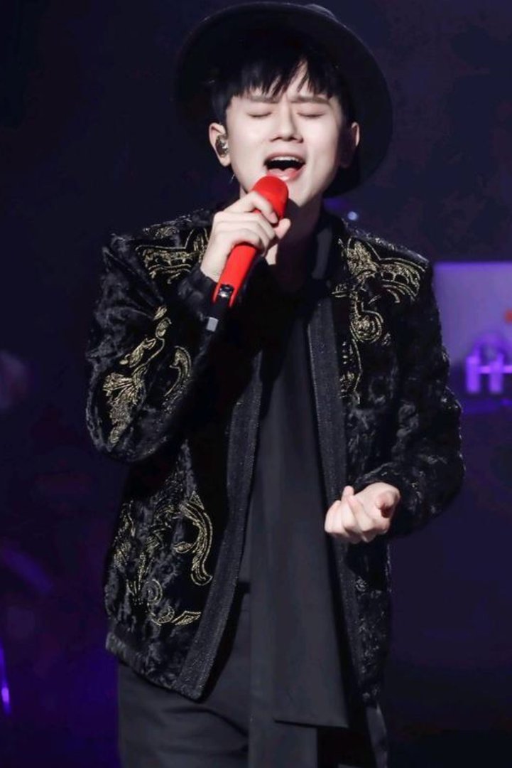 张杰哭到唱不下去，张杰为何在演唱会上情绪如此崩溃？