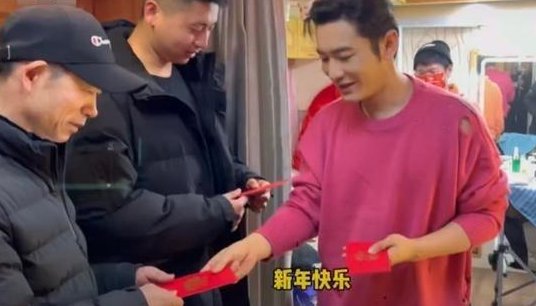 黄晓明晒与蒋欣健身照，肌肉明显身材壮硕不少，离婚后他的状况如何？