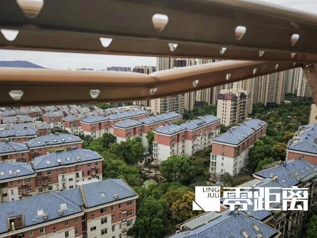 危险！男童18楼坠下邻居一把拽回，邻居为何能在第一时间做出反应？