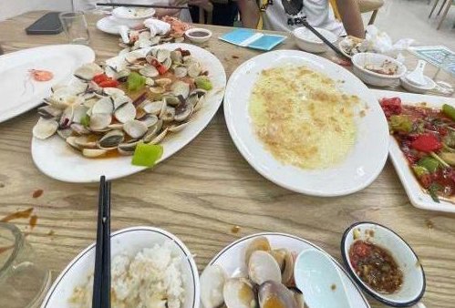 关于游客在北海点4道菜花费近千元一事，餐馆是如何回应的？