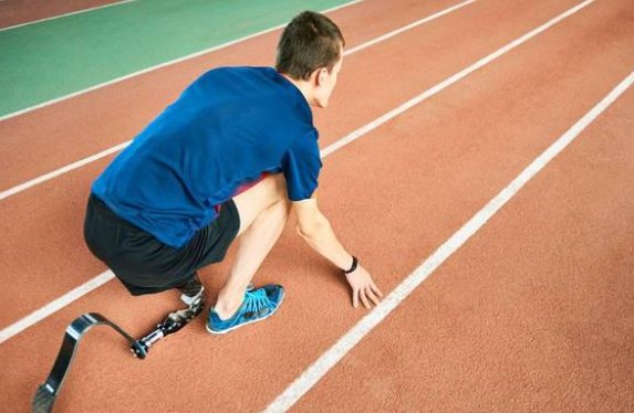 残奥会上刀锋战士穿的是什么