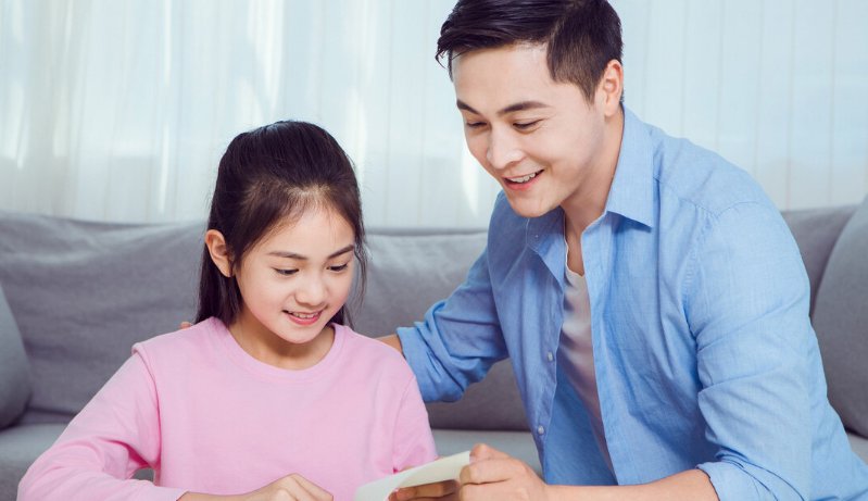 亲爸为锻炼2岁儿子独立性，把孩子丢在楼栋外马路上，这种育儿方式科学吗？