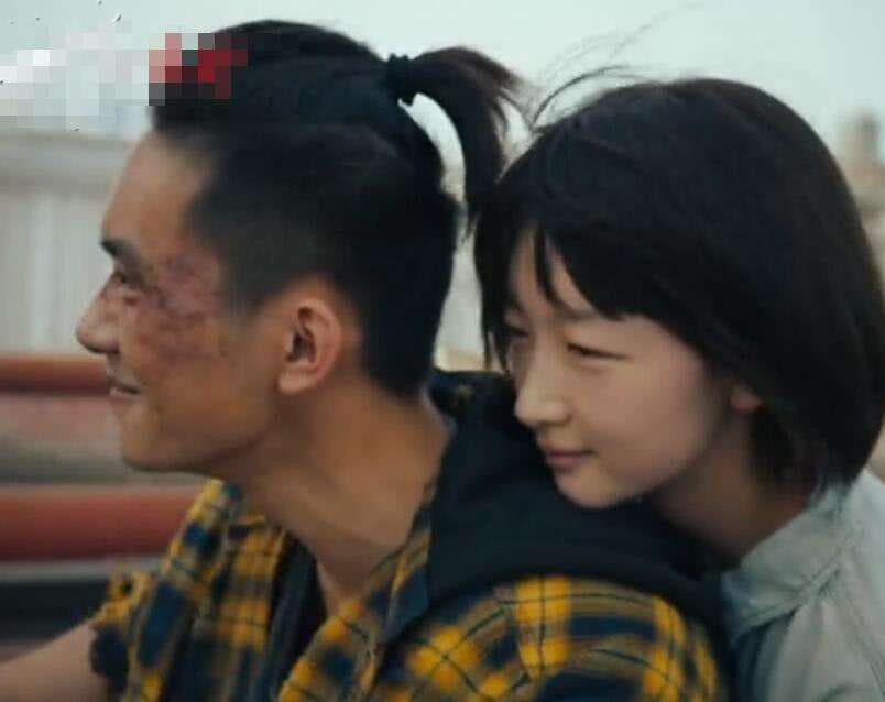 周冬雨晒照纪念出道十年，调侃自己“从小袜子就很酷”，这十年是怎样的酷？