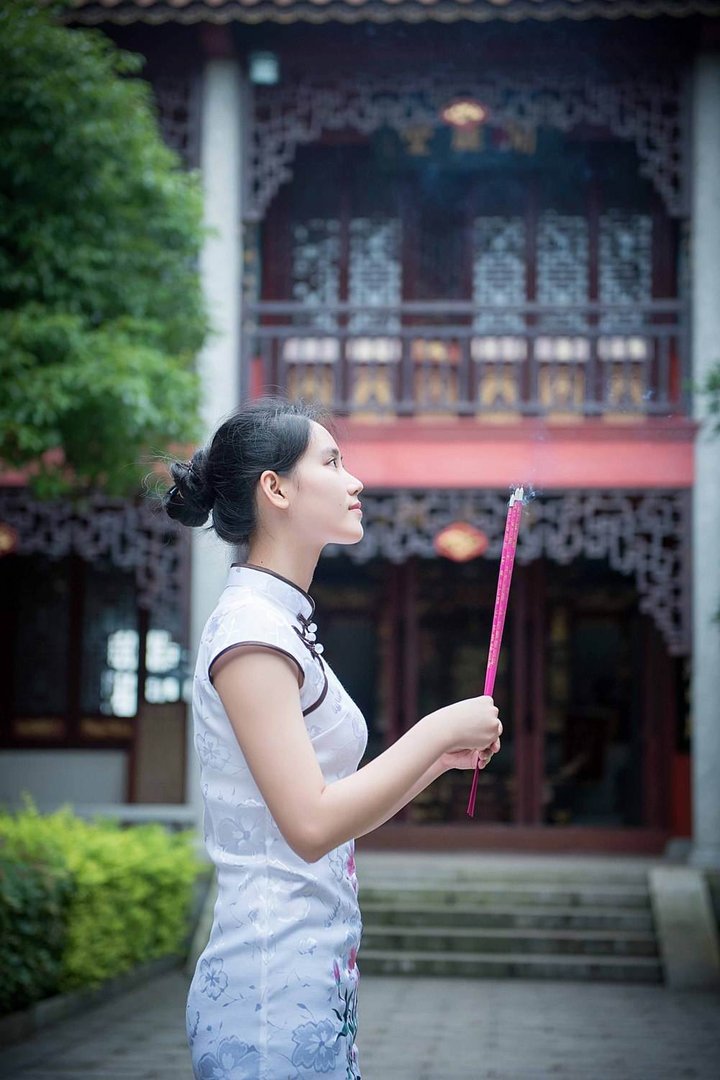 七月十五可以给家里佛堂上香吗？