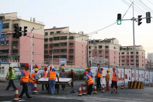 山东三名男子被困在隔离小区后当起了志愿者，你如何看待他们的做法？