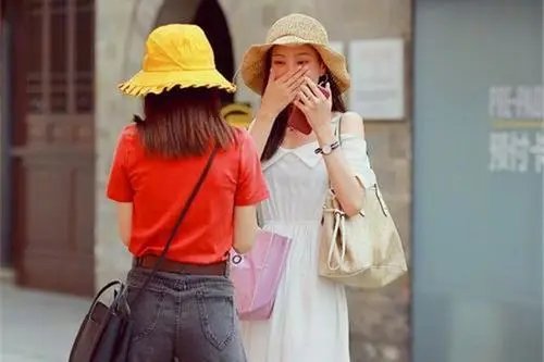 安徽一女子晕倒，闺蜜鞋都没穿好赶来救人，你想拥有这样的友情吗？